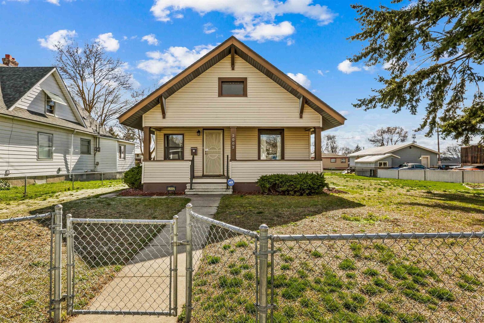 Property Photo:  2002 E Dalton Ave  WA 99207 