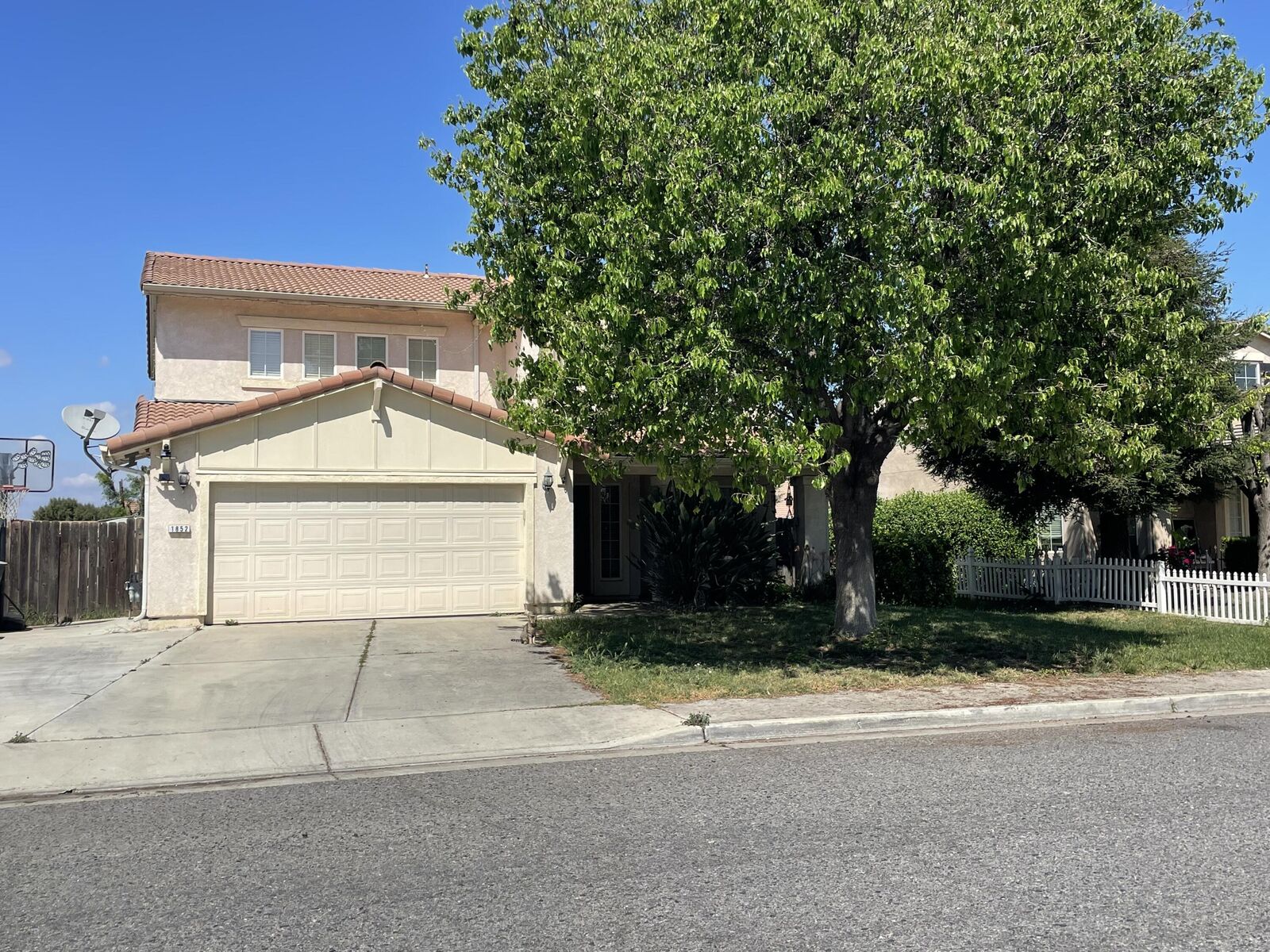 Property Photo:  1852 Santa Maria Avenue  CA 93257 