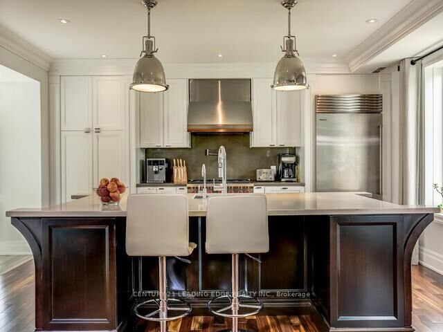 Photo de la propriété: 2065 Dundas Street W ON M6R 1W8