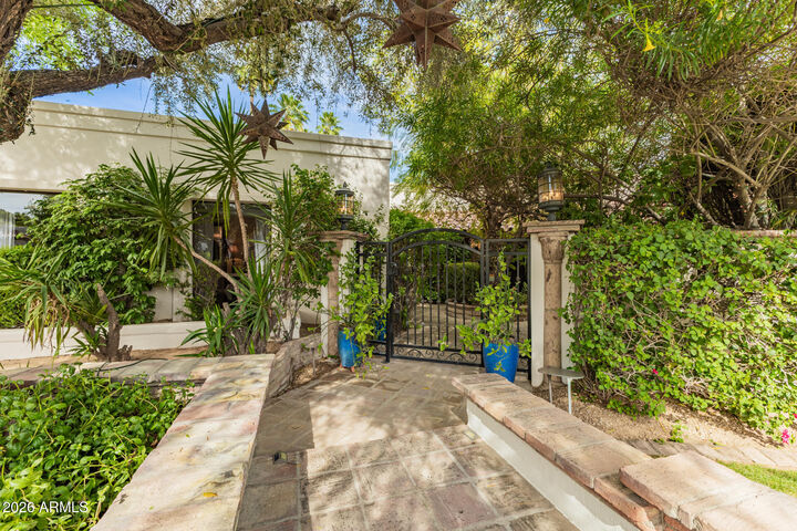 Property Photo: 8132 E Del Barquero Drive AZ 85258