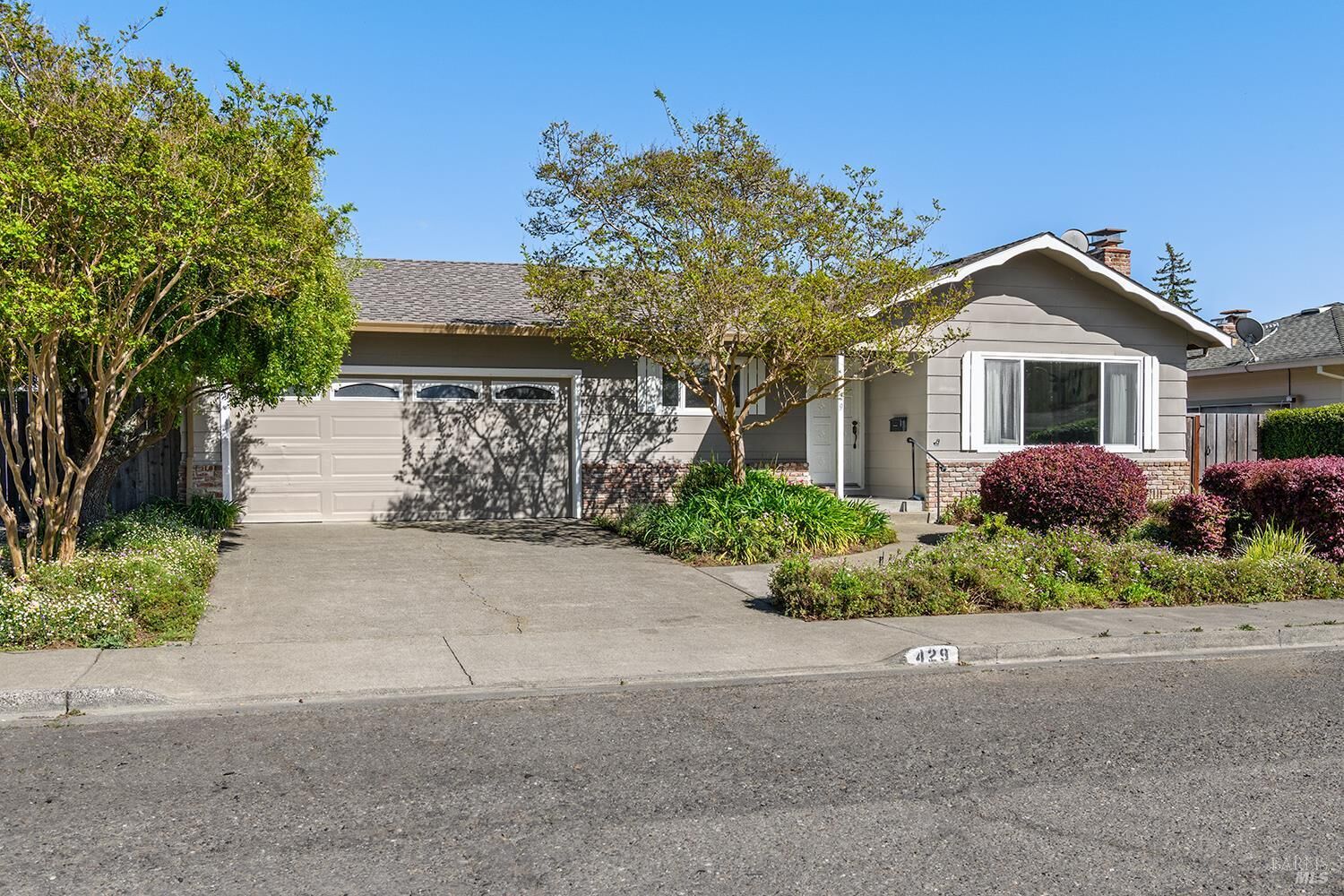 Property Photo: 429 Eileen Drive CA 95472