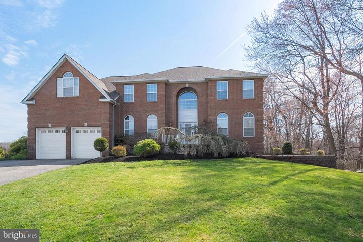 Property Photo:  6 Lawrence Court  NJ 08831 