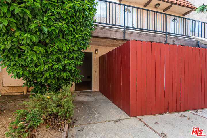 Property Photo:  719 N Eucalyptus Ave  CA 90302 
