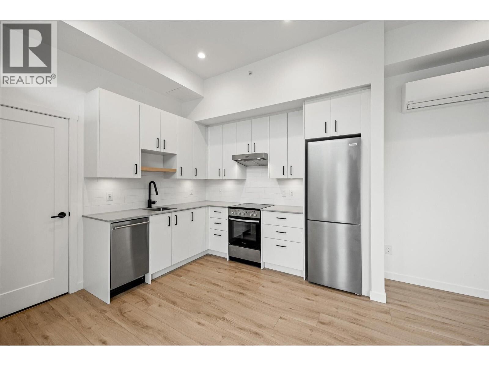 Property Photo: 660 Cawston Avenue 105B BC V1Y 9M1