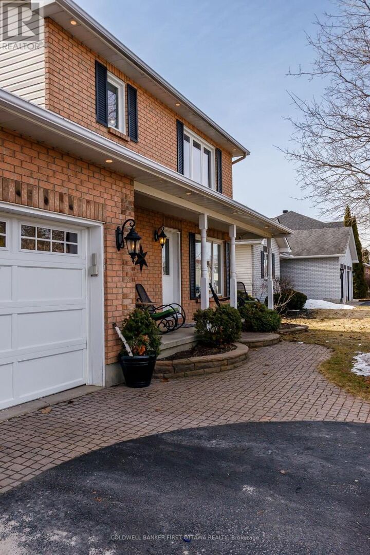 Property Photo:  32 James Lewis Avenue  ON K2S 1K5 