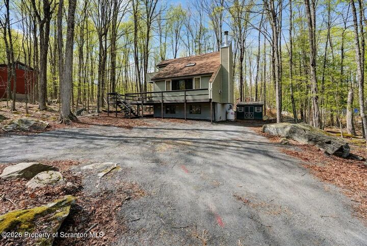 Property Photo:  10 Garden Drive  PA 18436 