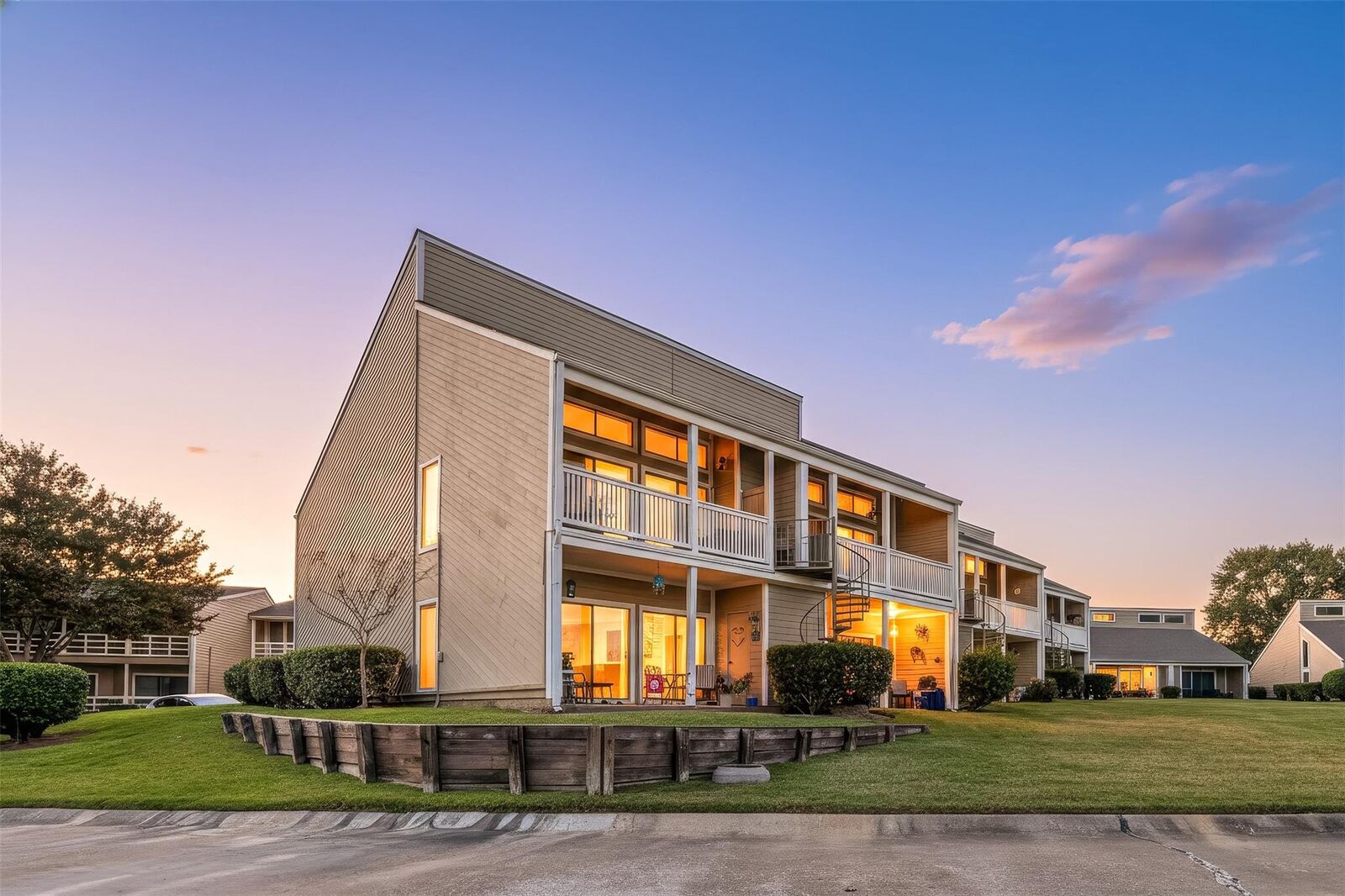 Property Photo:  108 April Point Drive S  TX 77356 