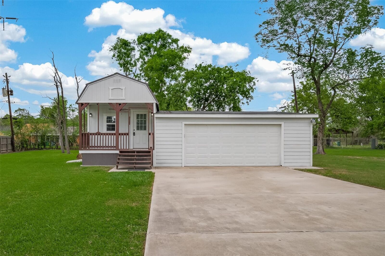 Property Photo: 109 Queens Court TX 77520
