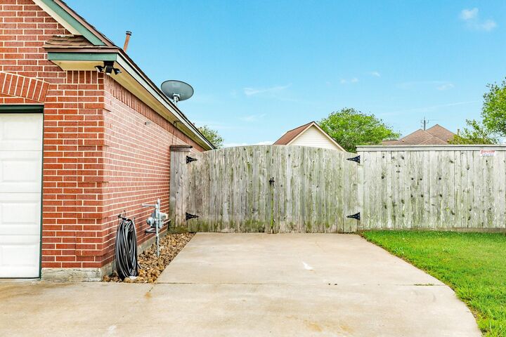 Property Photo:  115 Warbler Ct  TX 77531 