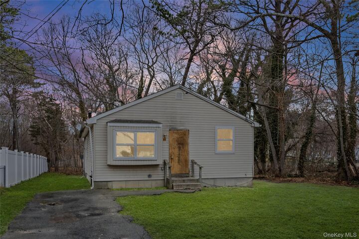 Property Photo: 85 Norfleet Lane NY 11727