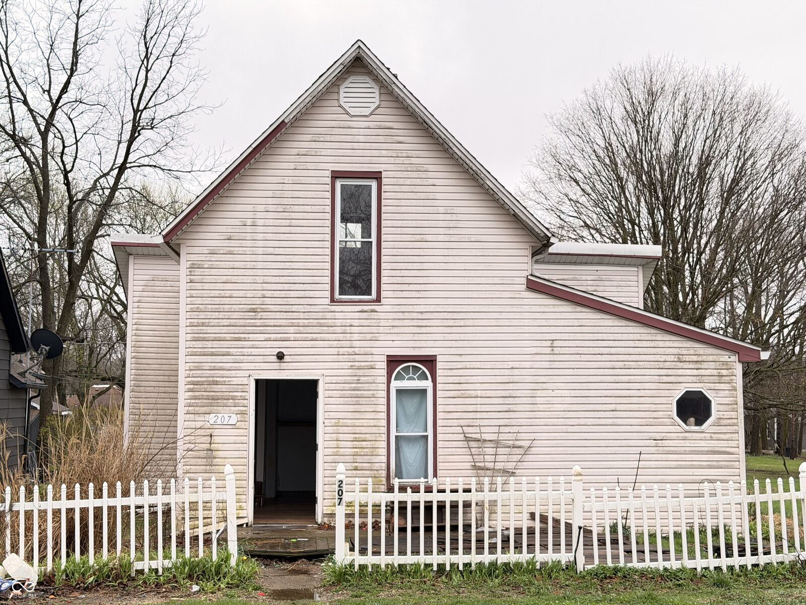 Property Photo:  207 W Union Street  IN 47990 