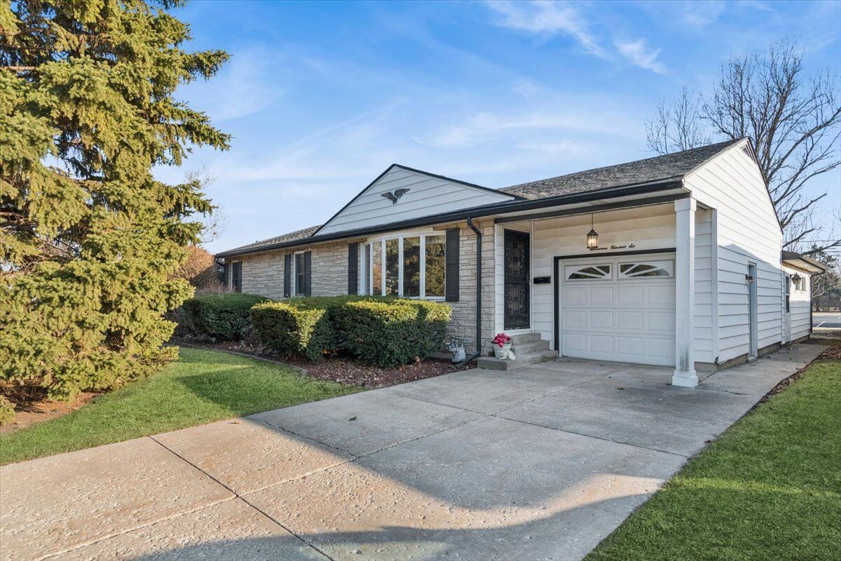 Property Photo:  1706 Avalon Avenue  IL 60435 