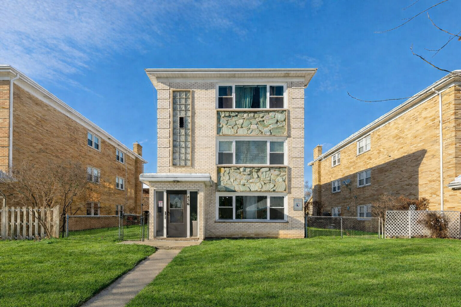 Property Photo:  856 E Capri Drive 2  IL 60074 