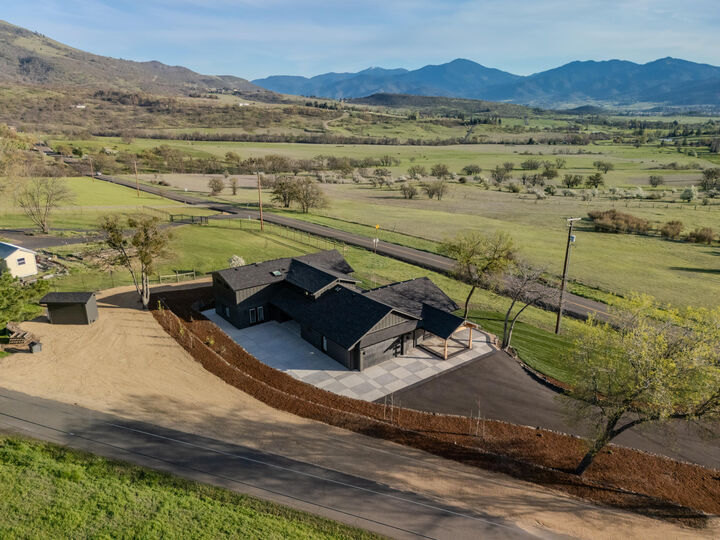 Property Photo: 4691 Cherry Lane OR 97504