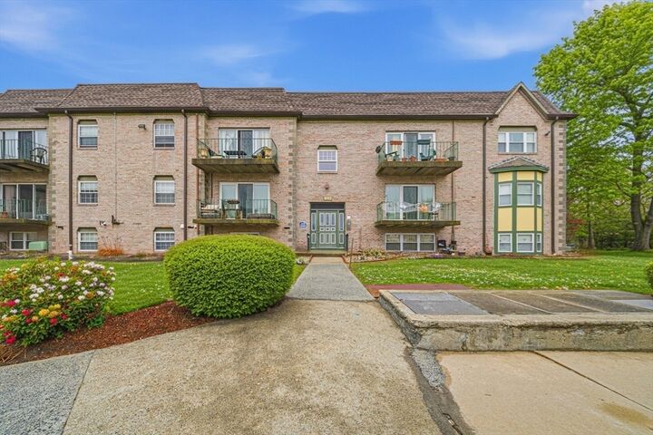 Property Photo: 502 Oak Str 9 MA 02301