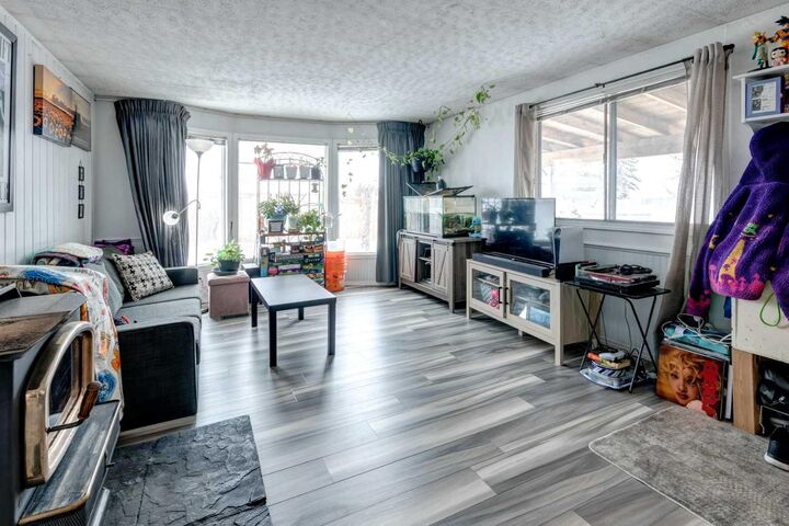 Property Photo:  93 Huntstrom Drive NE  AB T2K 5V5 