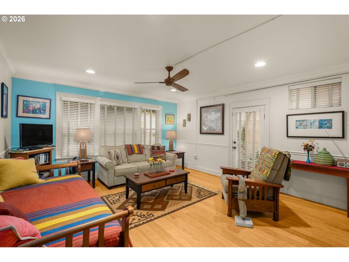 Property Photo:  2076 NW Johnson St 103  OR 97209 