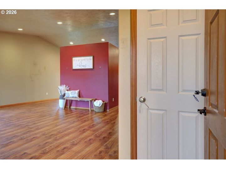 Property Photo:  682 NW 9th St  OR 97146 