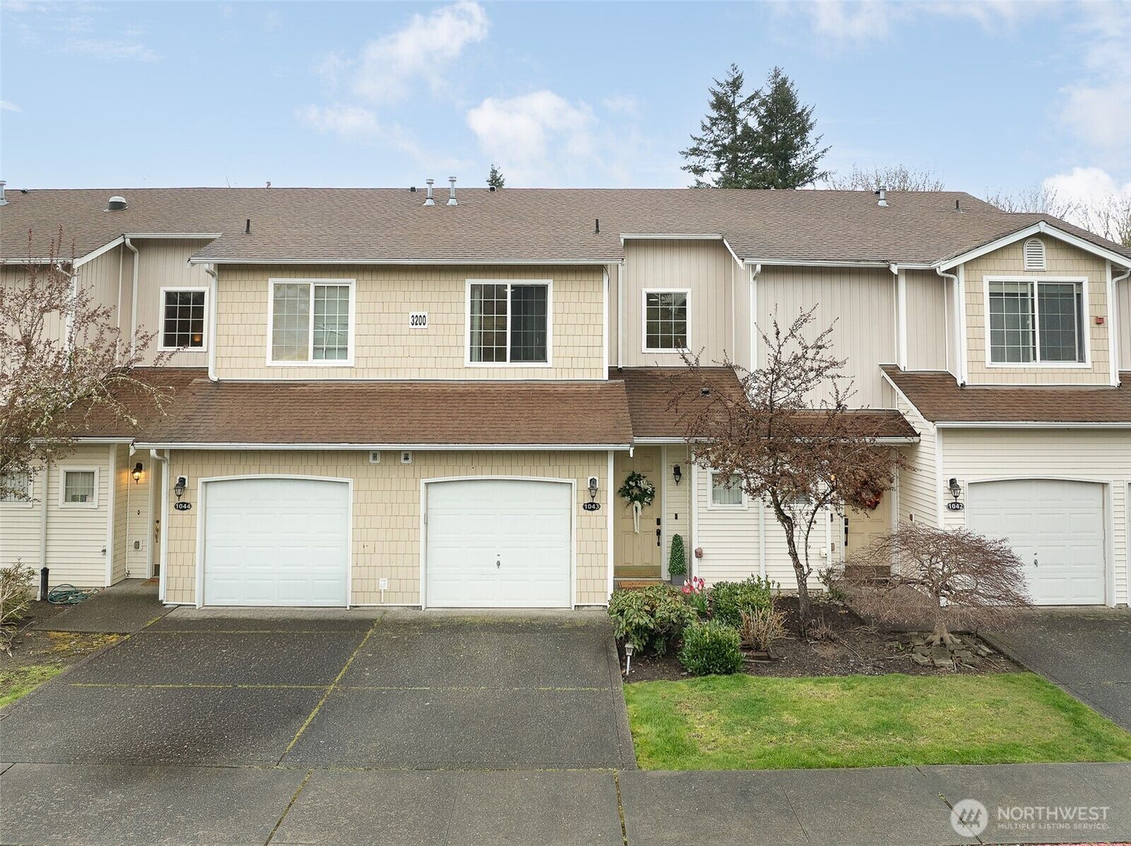 Property Photo: 3200 SE 12th Street 1043 WA 98058