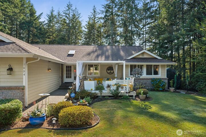 Property Photo:  1094 SW Depot Court  WA 98367 
