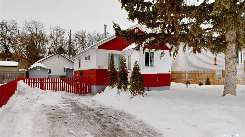 Property Photo:  1603 13th Street W  SK S6V 3J9 