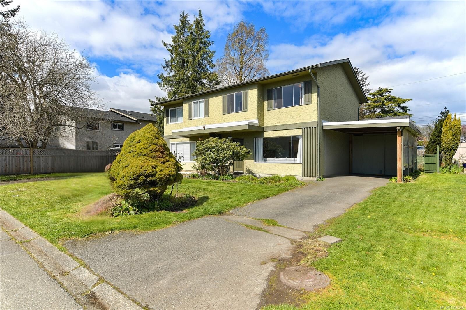 Property Photo: 1716 Ashdale Pl BC V8N 1N9