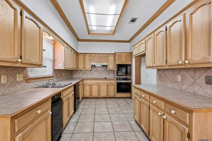 Property Photo:  242 McGehee Dr  LA 70815 