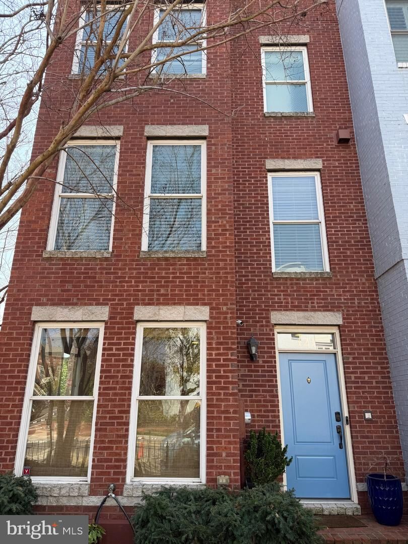 Property Photo:  423 L Street SE  DC 20003 