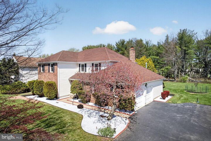 Property Photo:  5 Wellesley Court  NJ 08550 