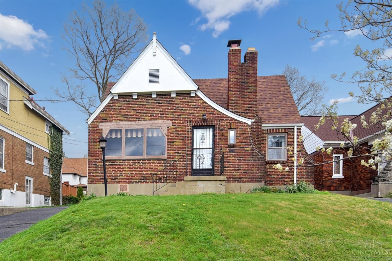 Property Photo:  2512 Moundview Drive  OH 45212 