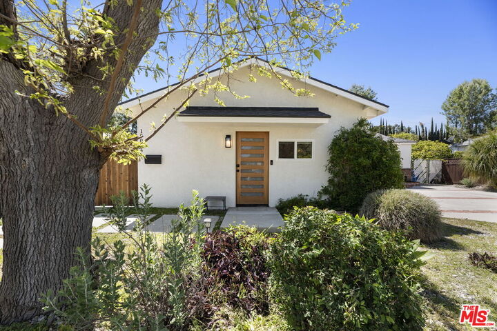 Property Photo: 19014 Bessemer St CA 91335