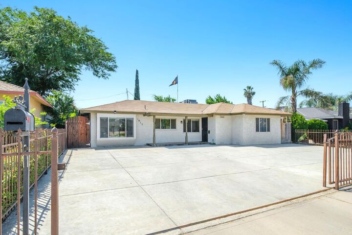 Property Photo:  1017 W Vassar Avenue  CA 93705 