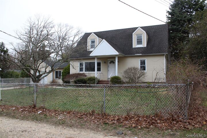 Property Photo:  1354 Manor Lane  NY 11706 
