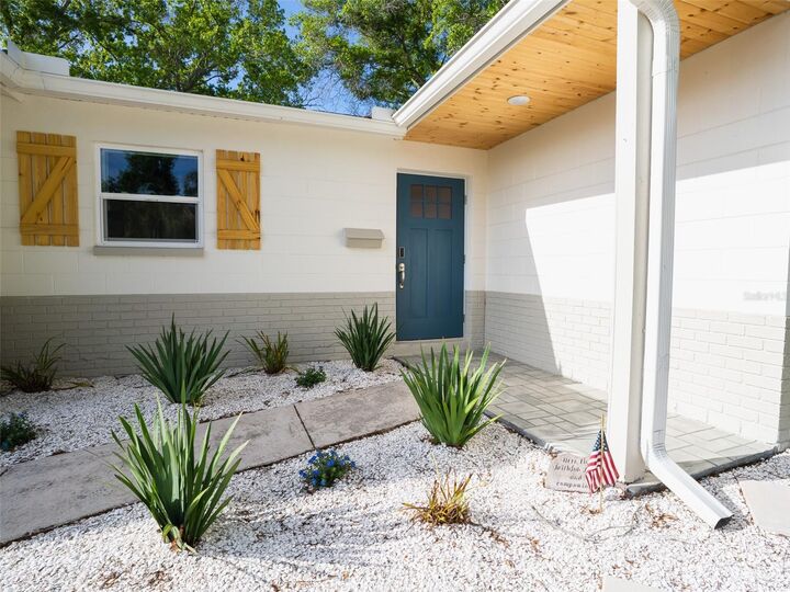 Property Photo:  300 84th Avenue NE  FL 33702 