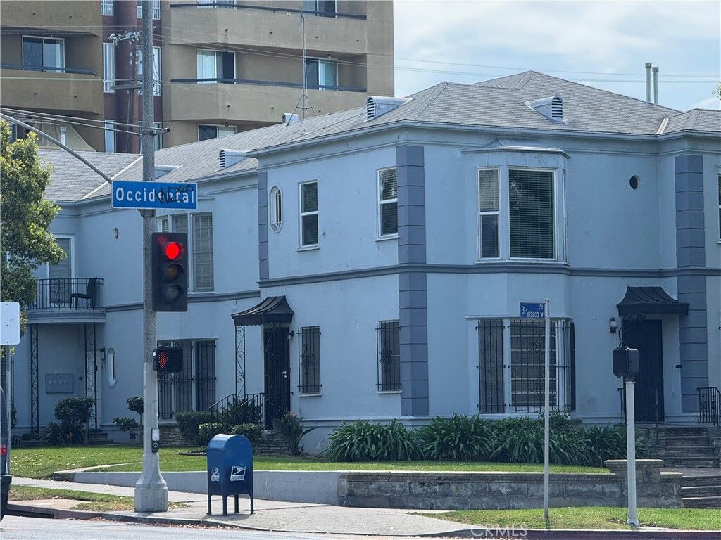 Property Photo:  2830 W 3rd  CA 90057 