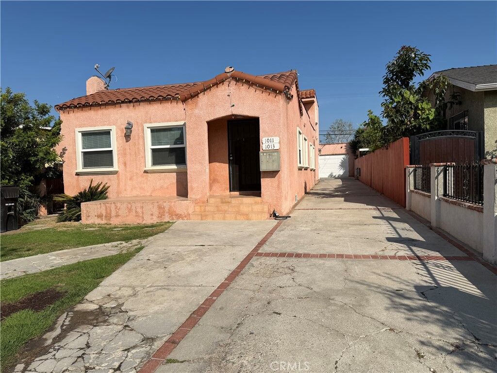 Property Photo:  1011 E 65th  CA 90302 