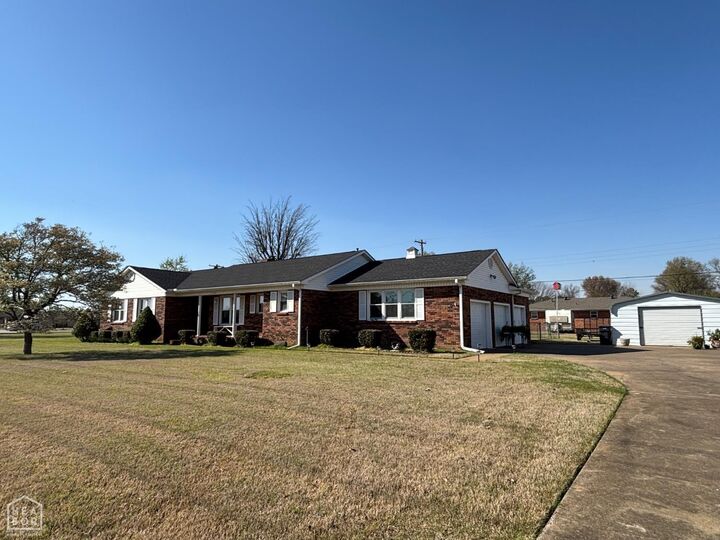 Property Photo:  1410 W Main  AR 72476 