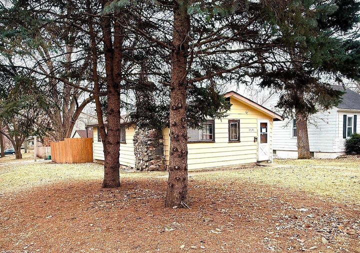 Property Photo:  2701 Blackstone Avenue S  MN 55416 