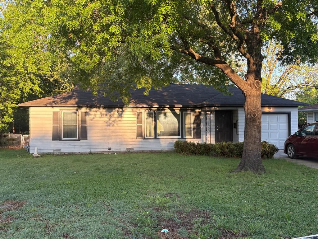 Property Photo: 1109 N Howeth Street TX 76240