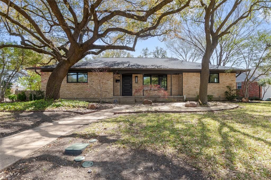 Property Photo: 406 Thompson Drive TX 75080