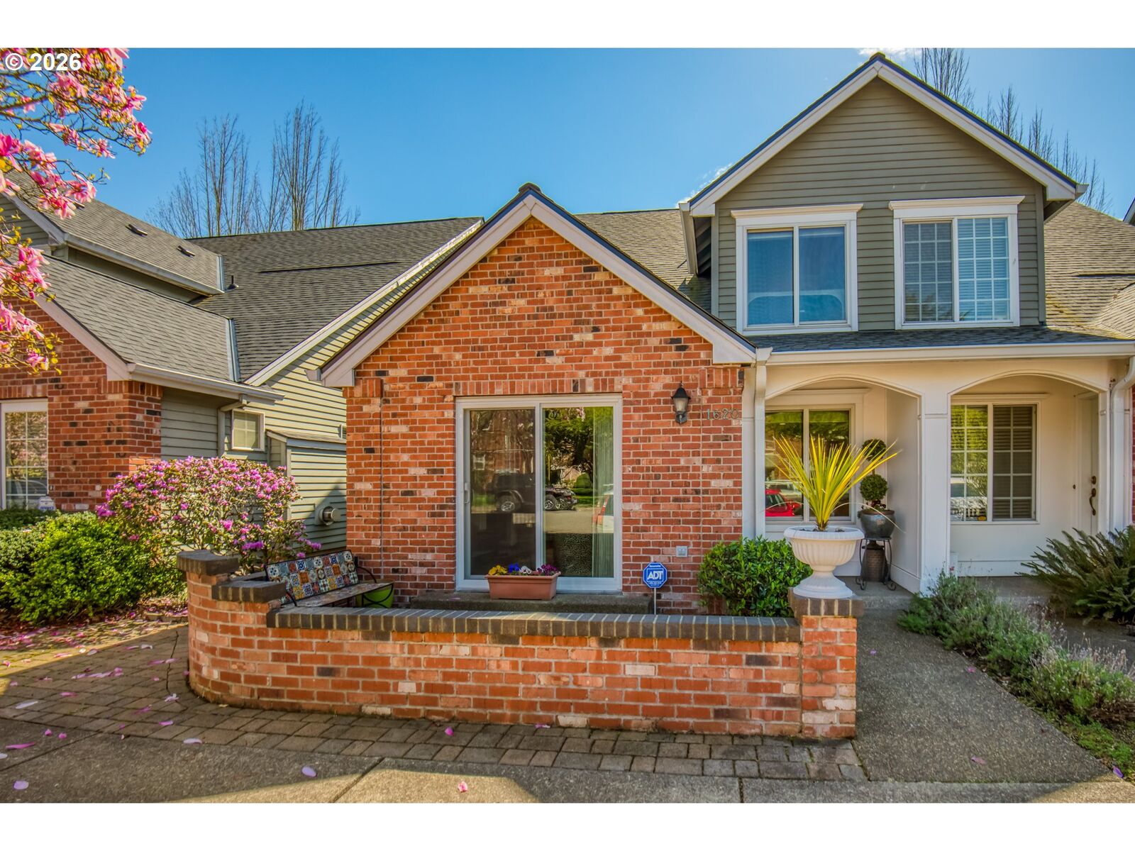 Property Photo: 1620 NE Glisan St OR 97232
