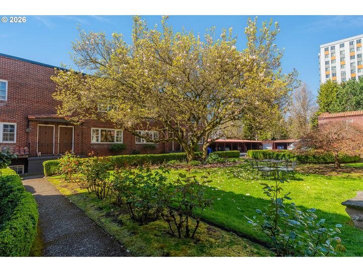 Property Photo:  4341 NE Halsey St 18  OR 97213 