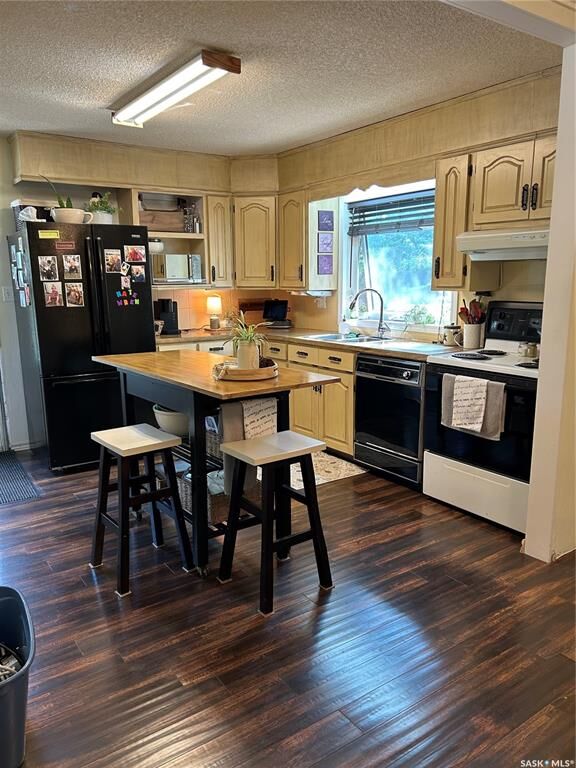 Property Photo: 1533 Thorn Crescent SK S4A 1N7