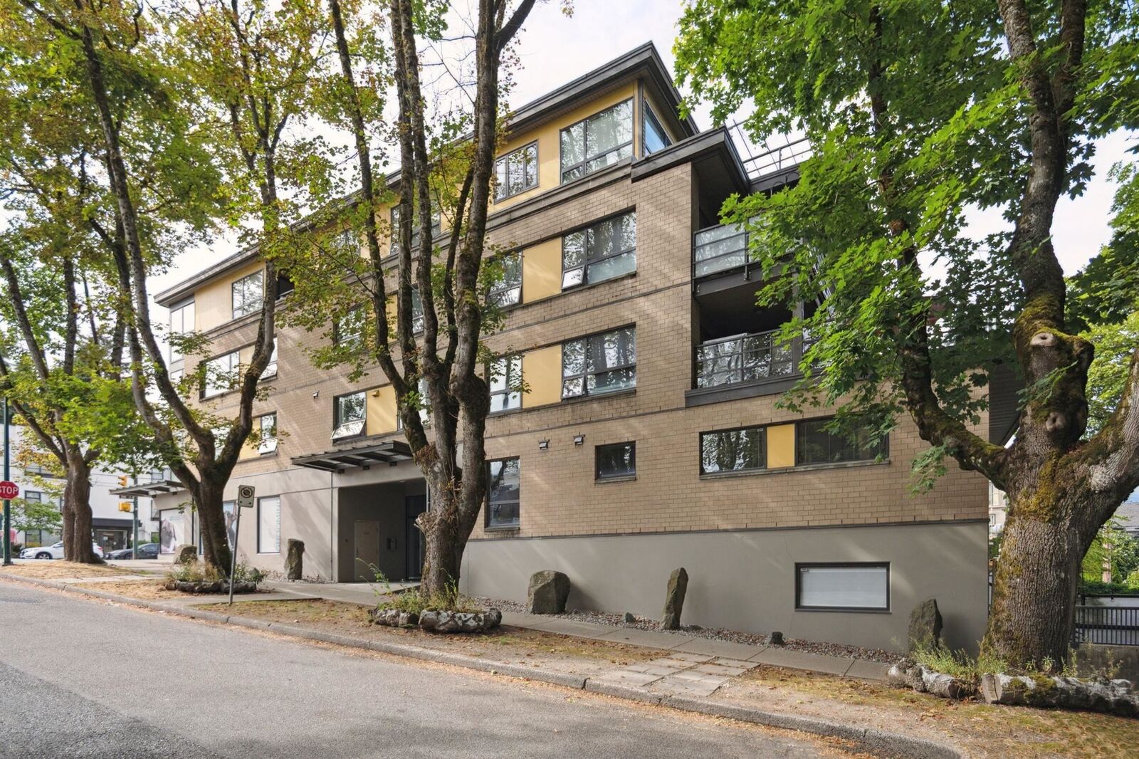 Property Photo:  997 W 22 Avenue 305  BC V5V 2A2 