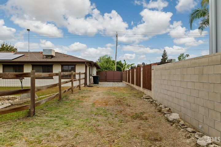 Property Photo:  2065 Jenkins Road  CA 93314 