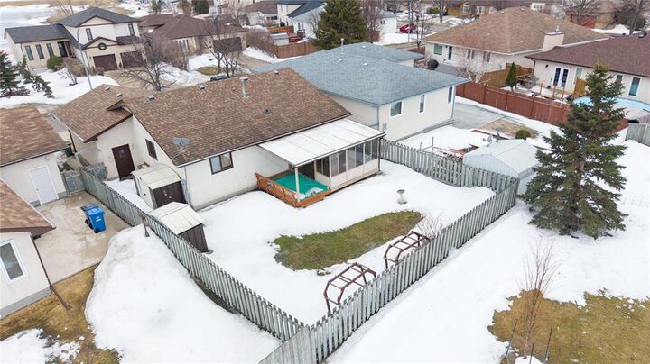 Property Photo:  27 Elm Grove Drive  MB R2R 2G2 