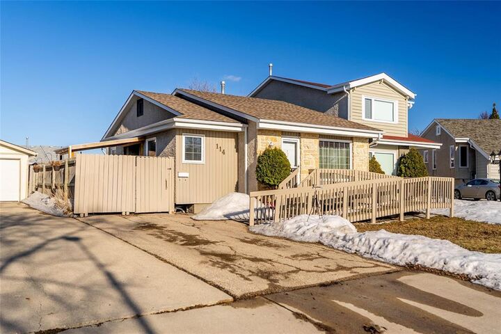 Property Photo:  114 Taunus Drive  MB R2G 3Y1 