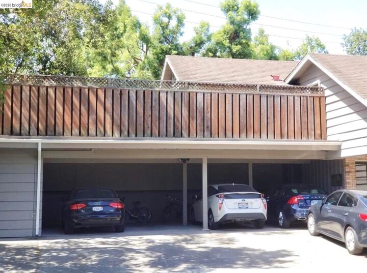 Property Photo: 21 Waverley Ct 4 CA 94025