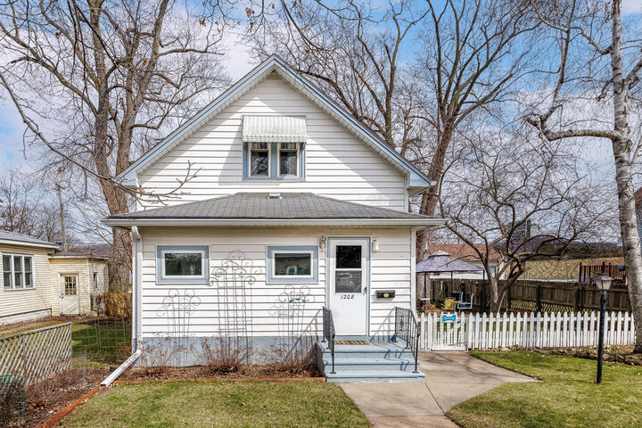 Property Photo:  1208 Kane St  WI 54603 