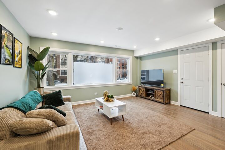 Property Photo:  5565 W Gladys Avenue 2  IL 60644 